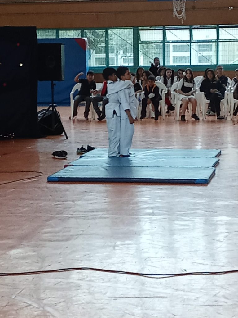 Los/as estudiantes gabrielinos participan en el show de talentos de nuestro liceo