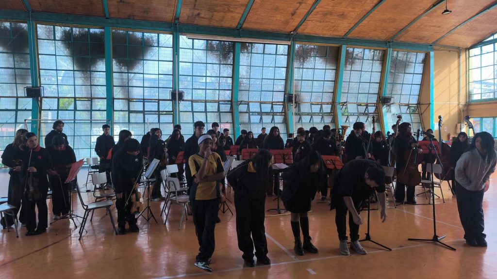 El Equipo PACE, a través de la Orientadora de enseñanza media, invitó a nuestros/as estudiantes a participar de la presentación interactiva de la orquesta Ciena en el gimnasio de nuestro establecimiento.