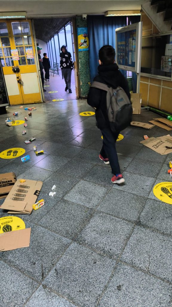 Nuestro establecimiento participa del «Dia del Reciclaje».La comuna reafirma compromiso con la sustentabilidad y educación ambiental a través de la empresa resimple..Reconoce a los encargados de promocionar el medio ambiente, entregando un kit punto verde